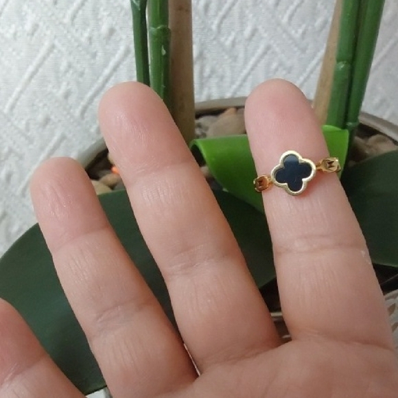 Elegant Black and Gold Clover Ring - Picture 5 of 5